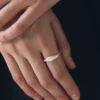 Anello con sigillo in argento e pietra di Emily Nixon