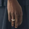Anello da uomo in argento di Emily Nixon Anello da uomo in argento di Emily Nixon