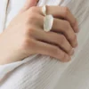 Anello in argento Quoit di Emily Nixon