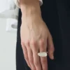 Anello in argento Quoit di Emily Nixon