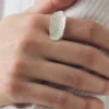 Anello in argento Quoit di Emily Nixon