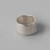 Anello Sculptural Rock di Emily Nixon Anello Sculptural Rock di Emily Nixon