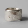 Anello Sculptural Rock di Emily Nixon Anello Sculptural Rock di Emily Nixon