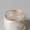 Anello Sculptural Rock di Emily Nixon Anello Sculptural Rock di Emily Nixon