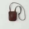 Borsa con linguetta semicircolare in pelle di Kate Sheridan Borsa con linguetta semicircolare in pelle di Kate Sheridan