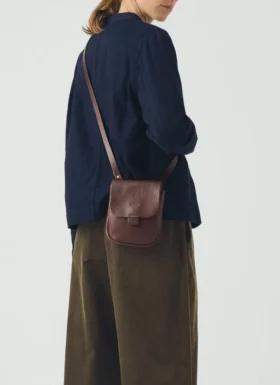 Borsa con linguetta semicircolare in pelle di Kate Sheridan