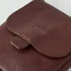Borsa con linguetta semicircolare in pelle di Kate Sheridan Borsa con linguetta semicircolare in pelle di Kate Sheridan