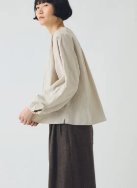 Camicia a righe sottili con collo arricciato