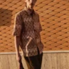 Camicia in cotone stampata a blocchi variegati Camicia in cotone stampata a blocchi variegati