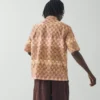 Camicia in cotone stampata a blocchi variegati Camicia in cotone stampata a blocchi variegati