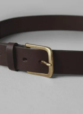 Cintura in pelle con fibbia in ottone Cintura in pelle con fibbia in ottone