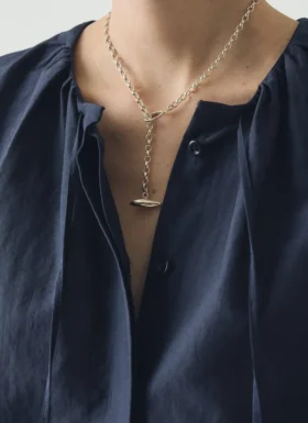 Collana con ciondolo a forma di baccello in argento di Sally Lacock
