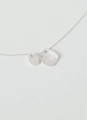Collana Quoit in argento di Emily Nixon