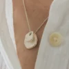Collana Quoit in argento di Emily Nixon Collana Quoit in argento di Emily Nixon
