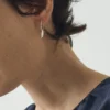 Orecchini a cerchio con ciondolo a forma di seme di Sally Lacock Orecchini a cerchio con ciondolo a forma di seme di Sally Lacock