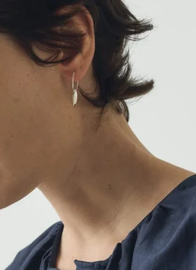Orecchini a cerchio con ciondolo a forma di seme di Sally Lacock Orecchini a cerchio con ciondolo a forma di seme di Sally Lacock