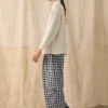 Pantaloni con tasche applicate in cotone e lino a quadretti Pantaloni con tasche applicate in cotone e lino a quadretti