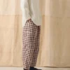 Pantaloni con tasche applicate in cotone e lino a quadretti Pantaloni con tasche applicate in cotone e lino a quadretti