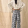 Pantaloni con tasche applicate in cotone e lino a quadretti Pantaloni con tasche applicate in cotone e lino a quadretti