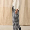 Pantaloni con tasche applicate in cotone e lino a quadretti Pantaloni con tasche applicate in cotone e lino a quadretti