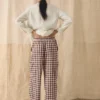 Pantaloni con tasche applicate in cotone e lino a quadretti Pantaloni con tasche applicate in cotone e lino a quadretti