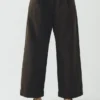 Pantaloni in cotone tinto in capo con pieghe sul davanti Pantaloni in cotone tinto in capo con pieghe sul davanti