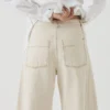 Pantaloni in denim con cuciture scultoree