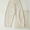 Pantaloni in denim con cuciture scultoree