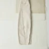 Pantaloni in denim con cuciture scultoree