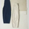 Pantaloni in denim con cuciture scultoree