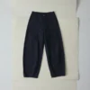 Pantaloni in denim indaco scolpiti Pantaloni in denim indaco scolpiti