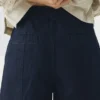 Pantaloni in denim indaco scolpiti Pantaloni in denim indaco scolpiti