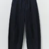 Pantaloni in denim indaco scolpiti Pantaloni in denim indaco scolpiti