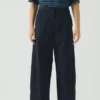 Pantaloni in twill di cotone biologico dalla linea scolpita Pantaloni in twill di cotone biologico dalla linea scolpita