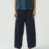 Pantaloni in twill di cotone biologico dalla linea scolpita Pantaloni in twill di cotone biologico dalla linea scolpita