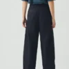 Pantaloni in twill di cotone biologico dalla linea scolpita Pantaloni in twill di cotone biologico dalla linea scolpita