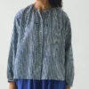 Top arricciato in cotone a righe tinte con coloranti naturali