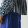 Top arricciato in cotone a righe tinte con coloranti naturali