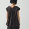 Top in cotone smockato a contrasto Top in cotone smockato a contrasto